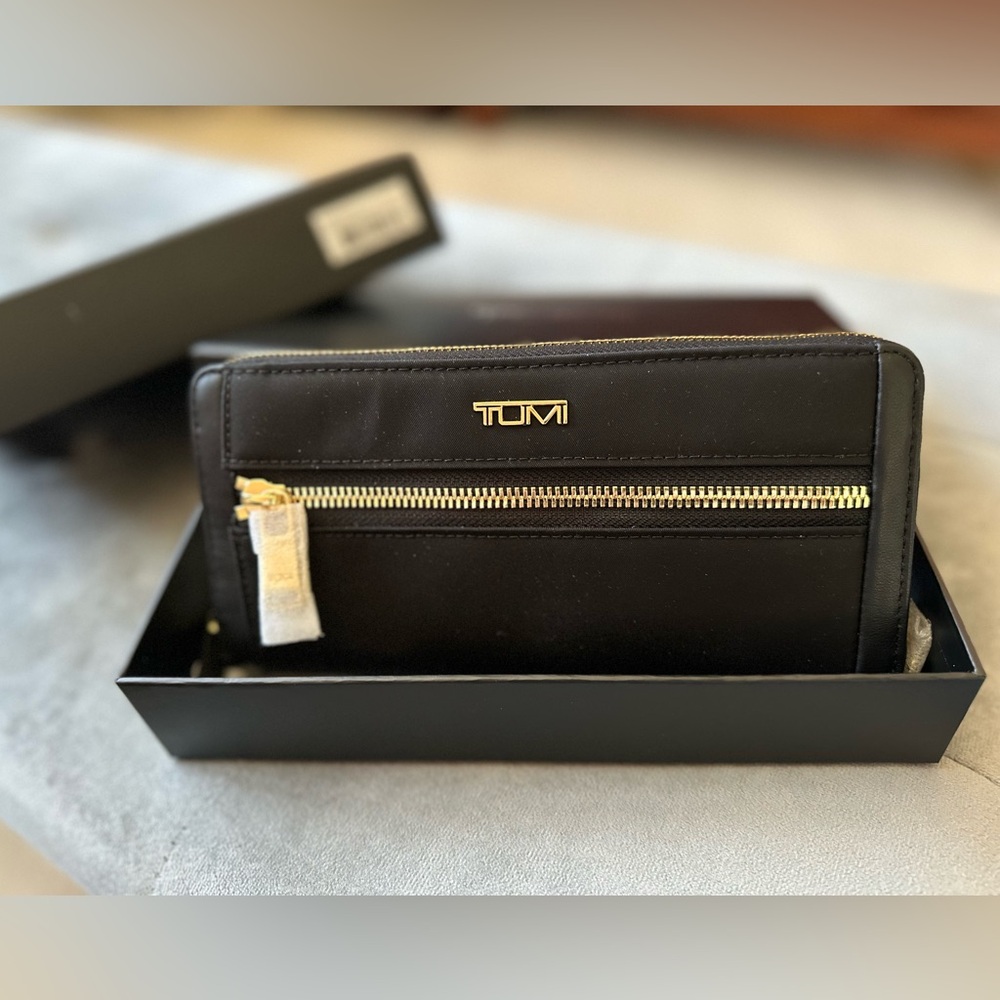 TUMI Voyageur SLG Zip Around Continental Wallet Black & Gold NEW NEVER USED